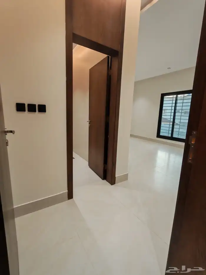 للبيع شقق تمليك علوي مع ملحق في السطح في حي حسام با الخميس 10