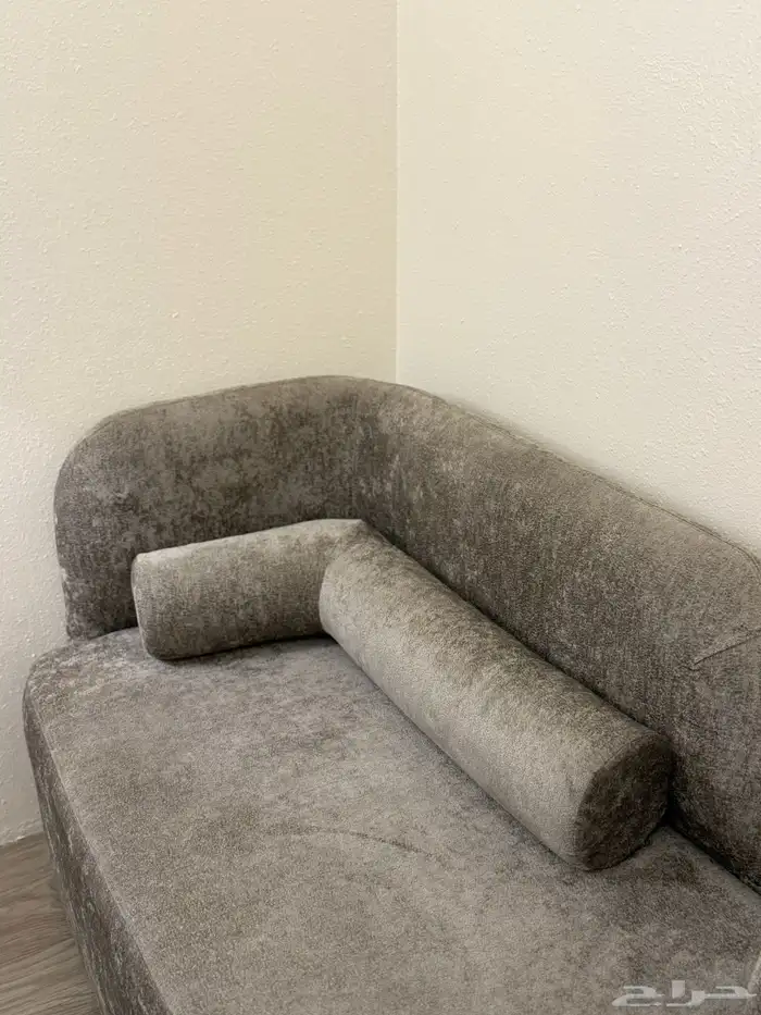 سرير وكومدينا وطاوله للبيع 7