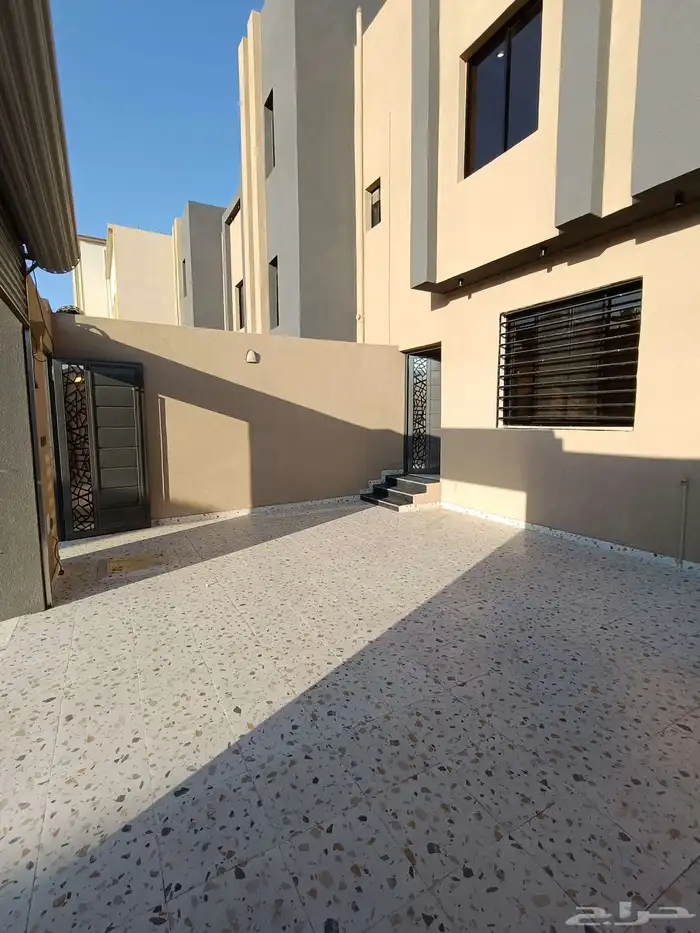 للبيع روف علويه 5 غرف نوم  ومدخل سياره بحوش وشقق أرضيه مدخل 2