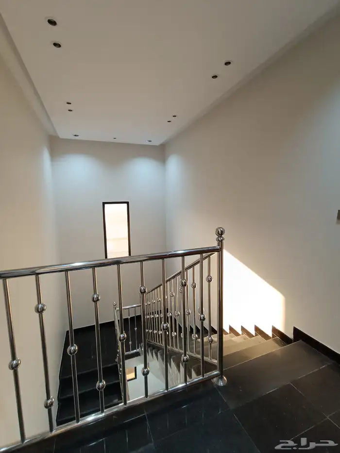 للبيع روف علويه 5 غرف نوم  ومدخل سياره بحوش وشقق أرضيه مدخل 45