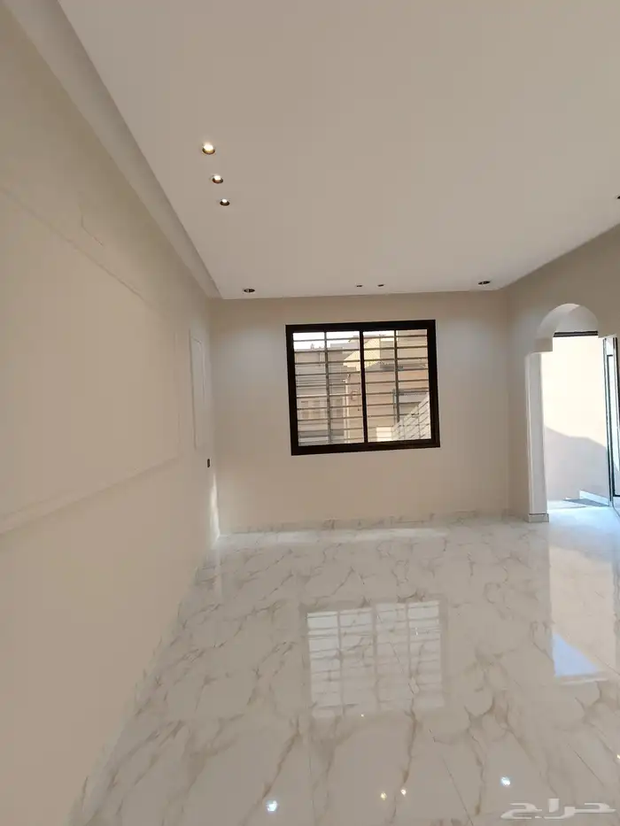 للبيع روف علويه 5 غرف نوم  ومدخل سياره بحوش وشقق أرضيه مدخل 5