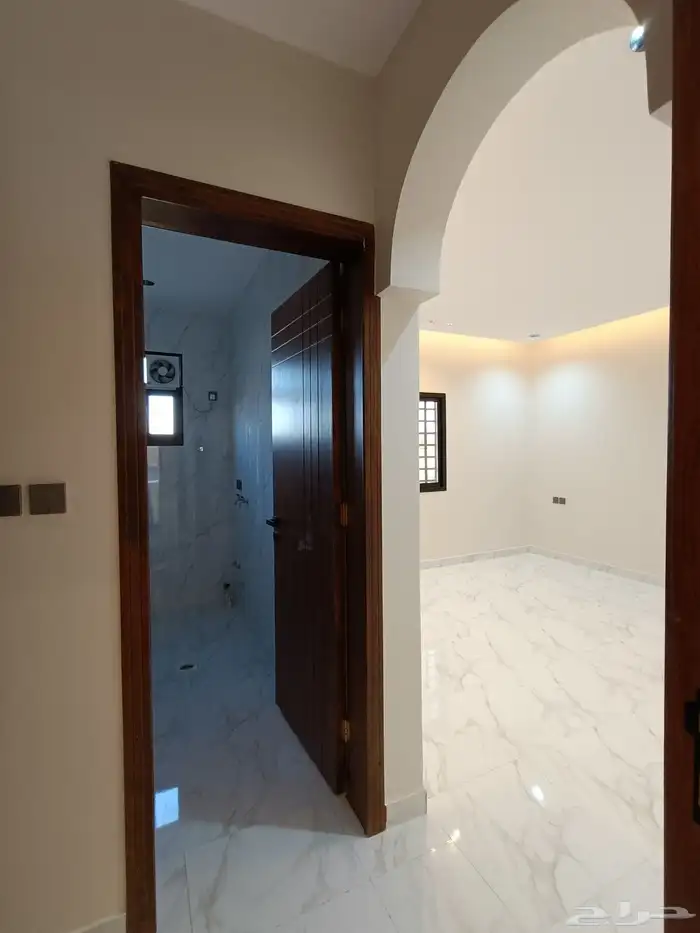 للبيع روف علويه 5 غرف نوم  ومدخل سياره بحوش وشقق أرضيه مدخل 20