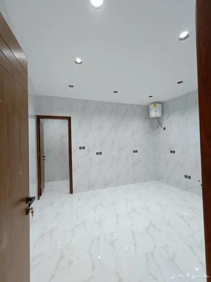 للبيع روف علويه 5 غرف نوم  ومدخل سياره بحوش وشقق أرضيه مدخل 13