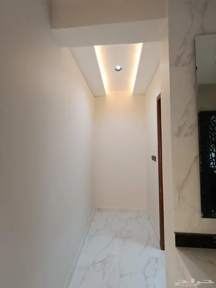 للبيع روف علويه 5 غرف نوم  ومدخل سياره بحوش وشقق أرضيه مدخل 30