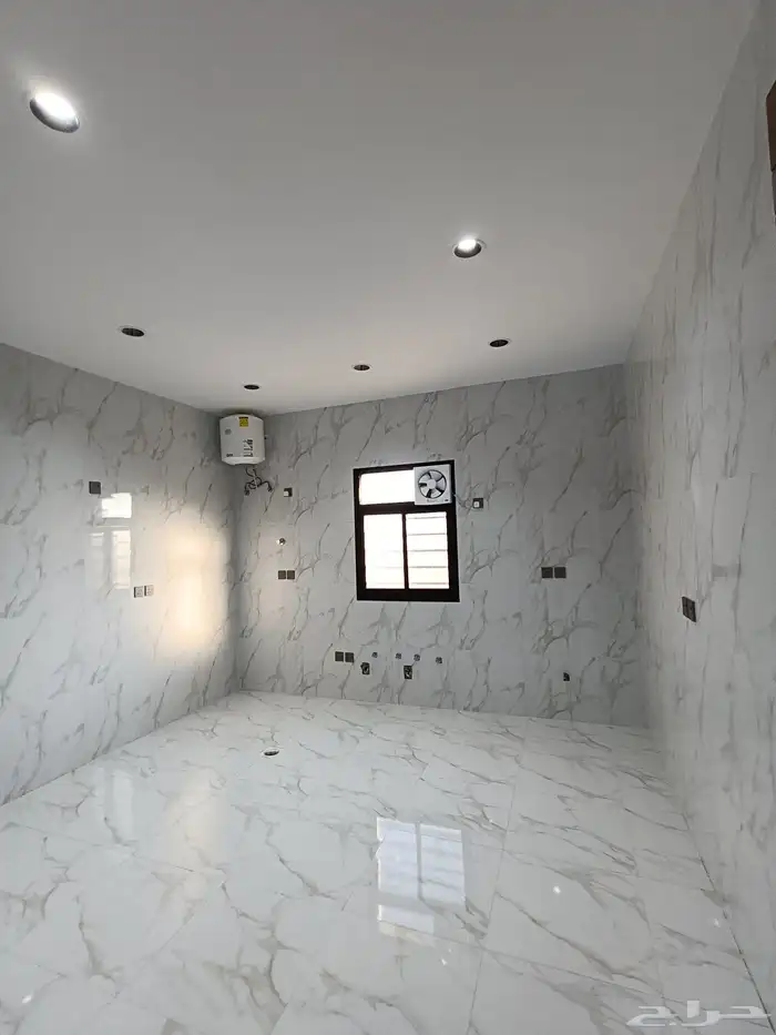 للبيع روف علويه 5 غرف نوم  ومدخل سياره بحوش وشقق أرضيه مدخل 36