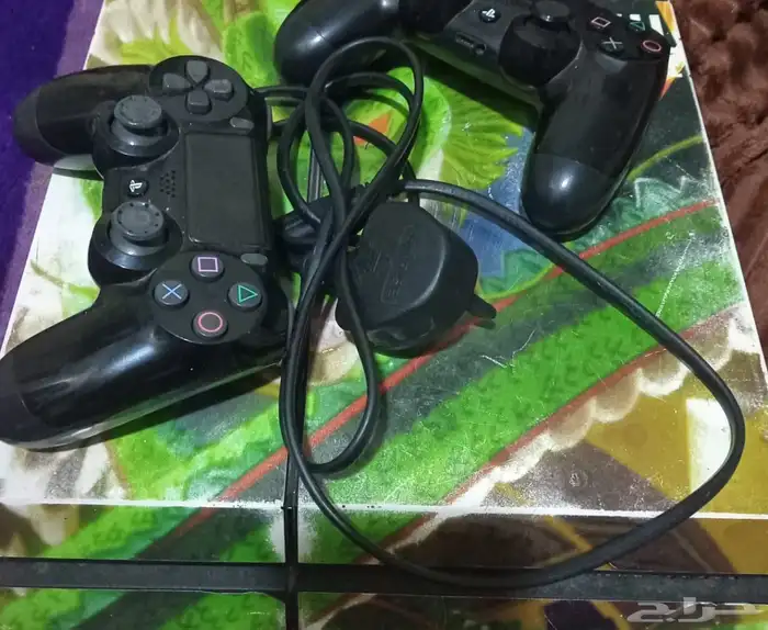 سوني 4 معه يدتين اصليه وملحقاته 0