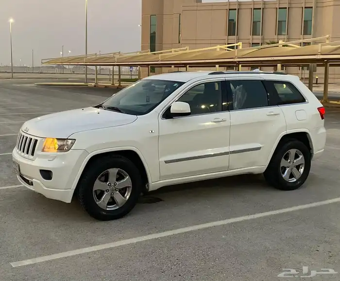 للبيع جيب جراند شروكي لريدو دبل موديل 2011 0