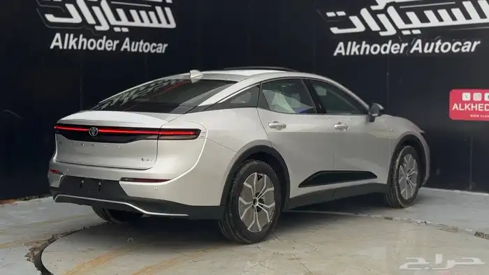 تويوتا كراون 2025 بريميوم لدى شركة عبدالمجيد الخضر 4