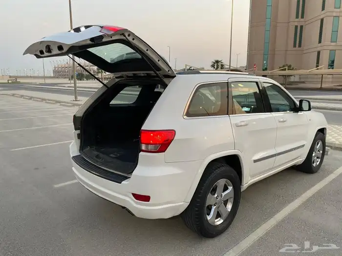 للبيع جيب جراند شروكي لريدو دبل موديل 2011 8