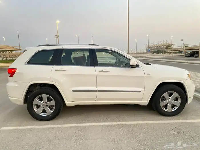 للبيع جيب جراند شروكي لريدو دبل موديل 2011 1