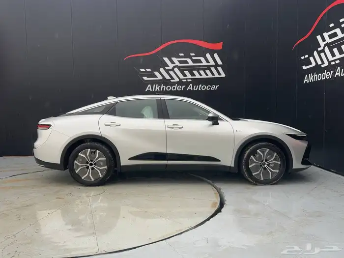 تويوتا كراون 2025 بريميوم لدى شركة عبدالمجيد الخضر 3