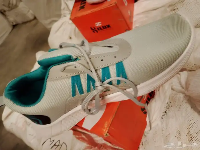 للبيع جزمات اسبورت وا اسليبر بي أسعار الجمله 52