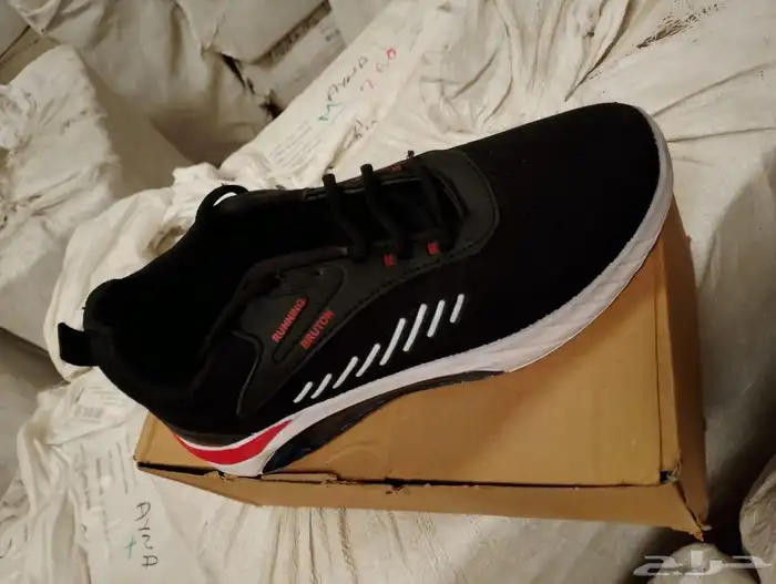 للبيع جزمات اسبورت وا اسليبر بي أسعار الجمله 44