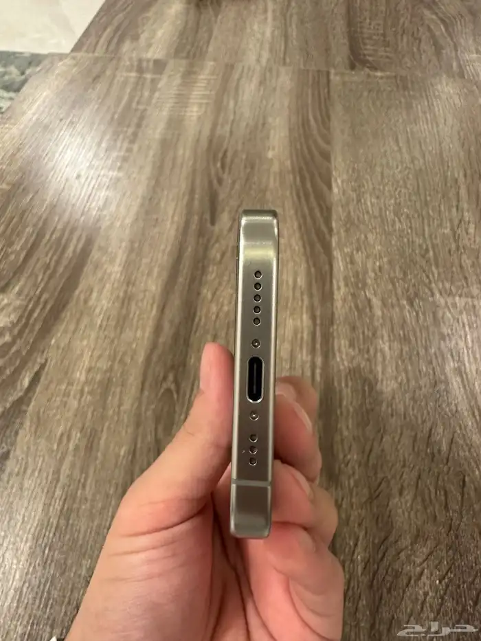 للبيع iPhone 15 Pro   تيتانيوم   256GB   نسبة البطارية 90 5