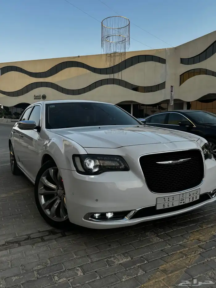 كرايسلر v8 أبيض إكزكتف 1