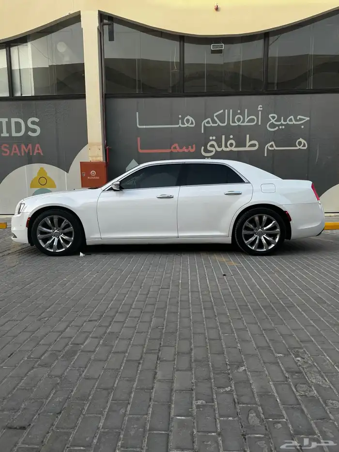 كرايسلر v8 أبيض إكزكتف 16