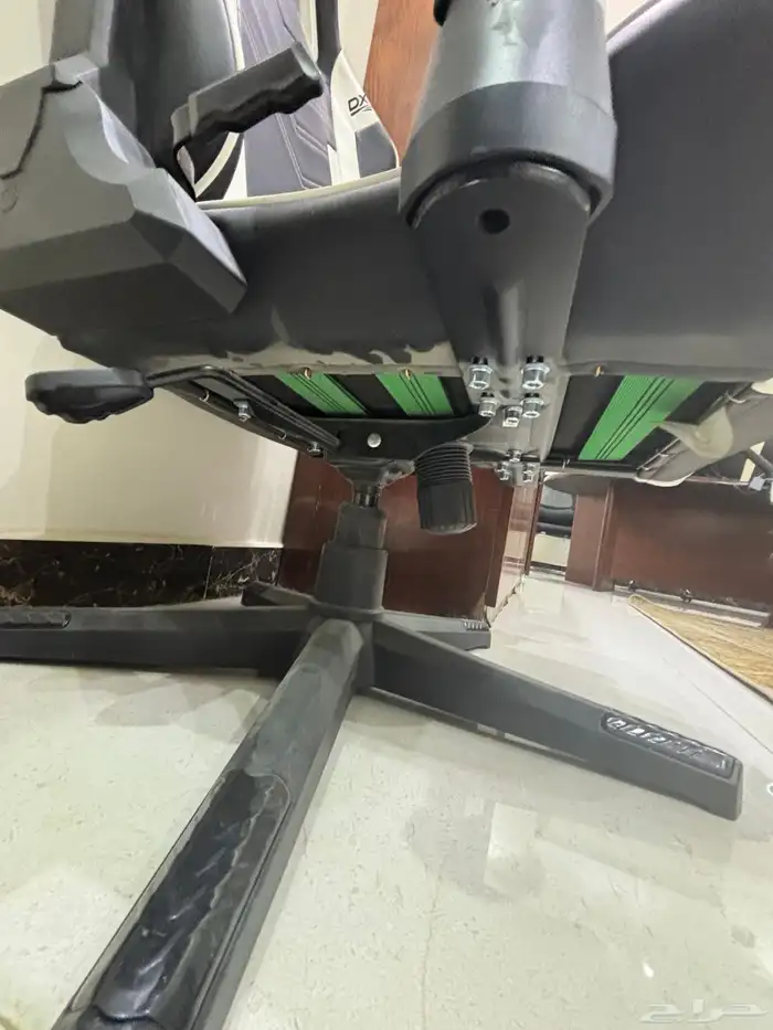 كرسي هزاز وكرسي قيمنق شبه جديد ونظيفه 3