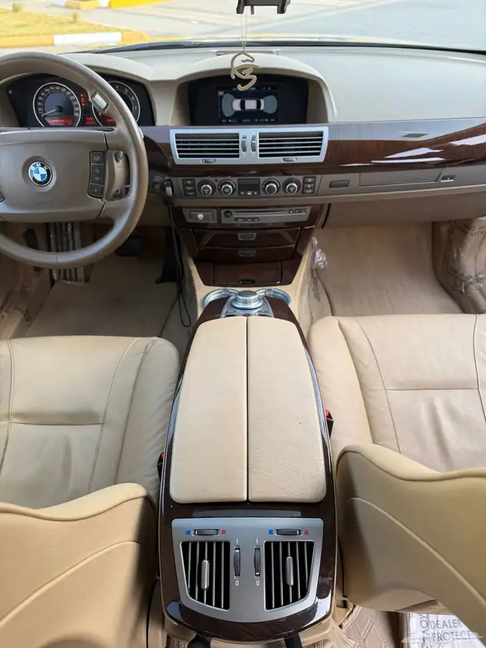 مالك اول مخزن بحالة الوكالة BMW730li 30