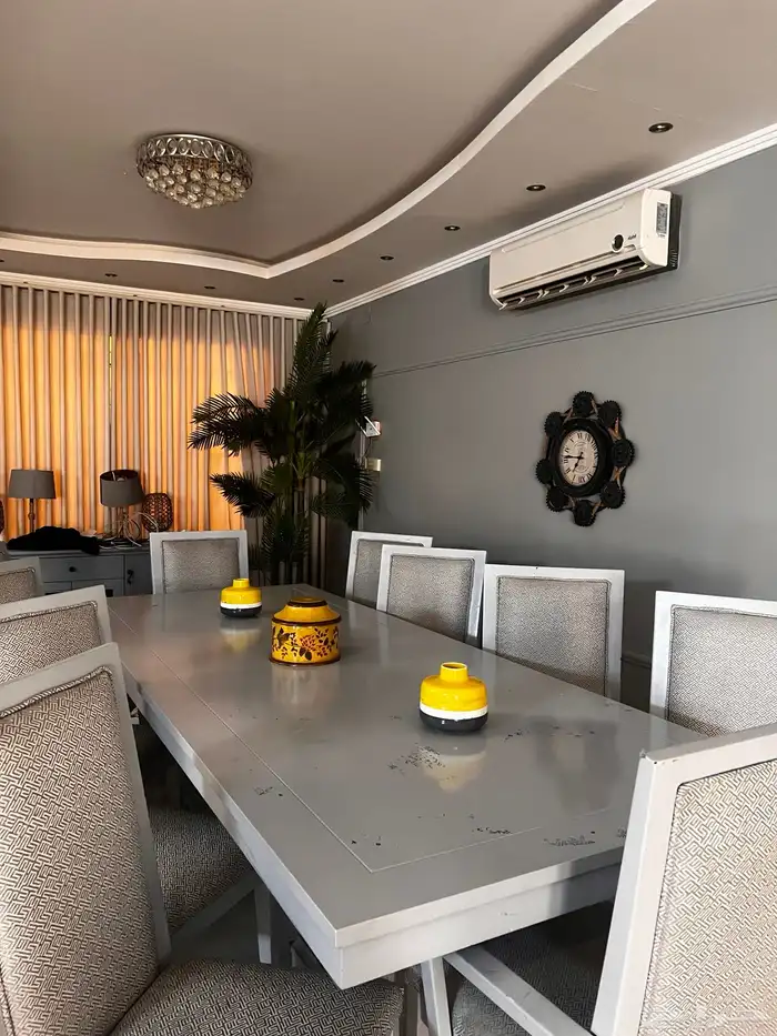 طاوله طعالم تتكون من 10كراسي بحاله جيده 3