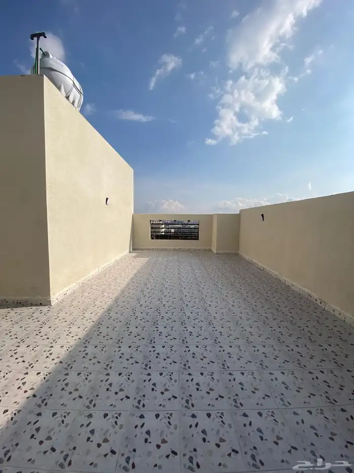 للبيع شقه علويه بدرج داخلي لسطح ابها حطين مقابل كبري المطار 25