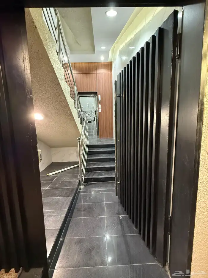 للبيع شقه علويه بدرج داخلي لسطح ابها حطين مقابل كبري المطار 2