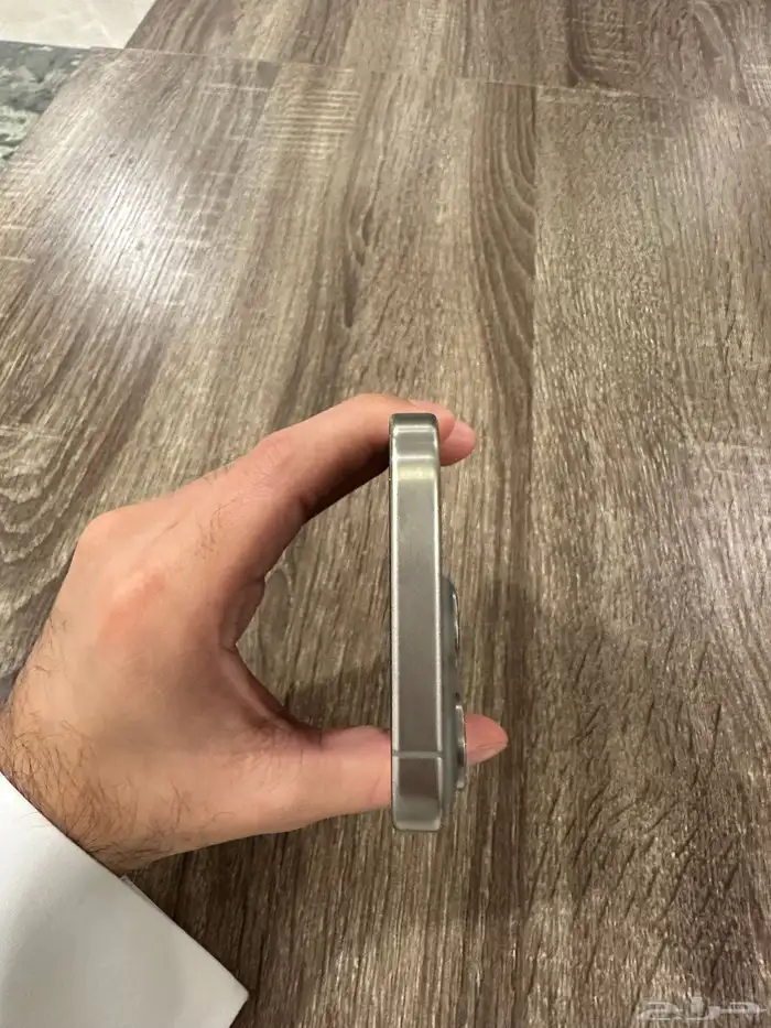 للبيع iPhone 15 Pro   تيتانيوم   256GB   نسبة البطارية 90 4