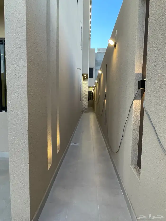 للبيع دور تمليك ارضي بمدخل سياره تشطيب ممتاز ابها حي الزهور 4