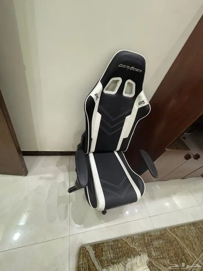 كرسي هزاز وكرسي قيمنق شبه جديد ونظيفه 2