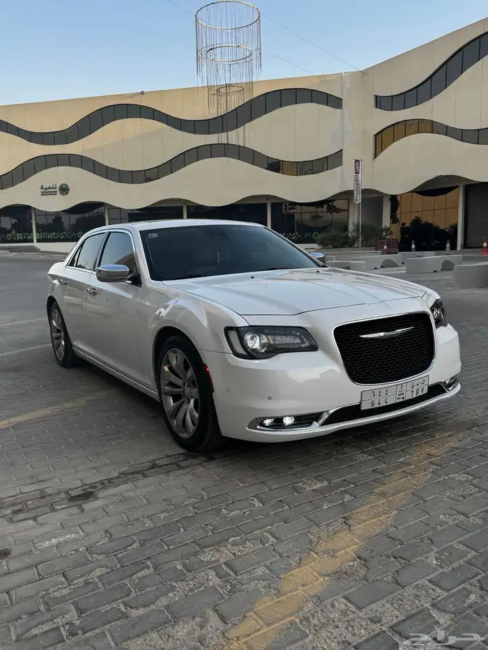 كرايسلر v8 أبيض إكزكتف 19