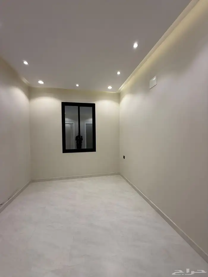 للبيع شقه علويه بدرج داخلي لسطح ابها حطين مقابل كبري المطار 9