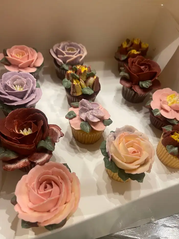 توزيعات ميني كب كيك على شكل ورد ( للاكل) 2