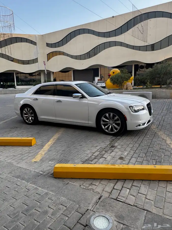 كرايسلر v8 أبيض إكزكتف 18