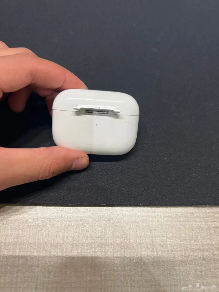 سماعات ايربودز للبيع على السوم. البيت حقها مكسور 1