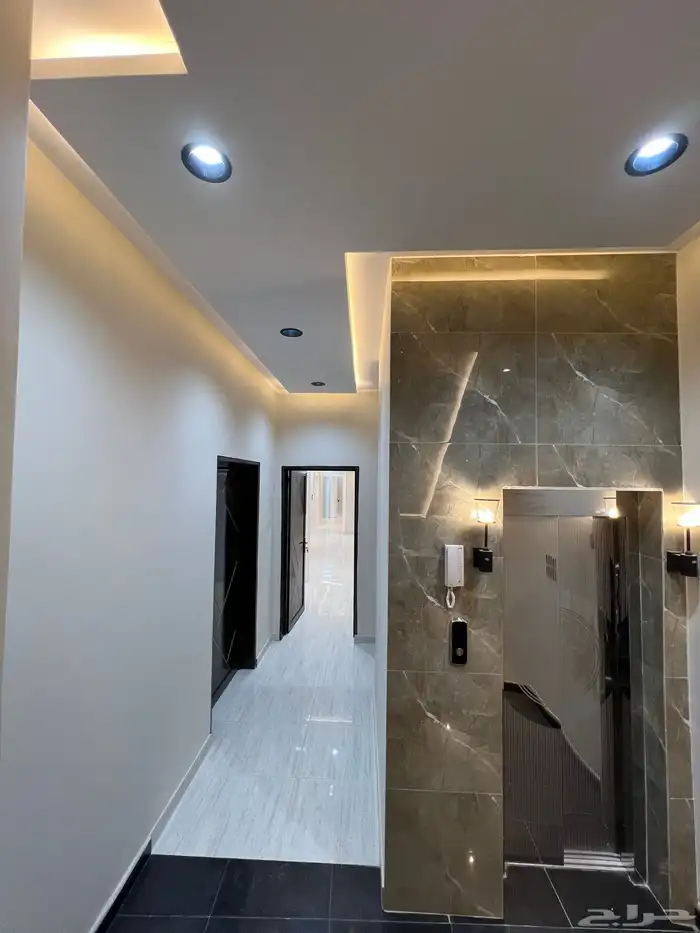 للبيع شقة علويه نظام دور من 6 غرف وسطح خاص بالخميس 500 الف 0