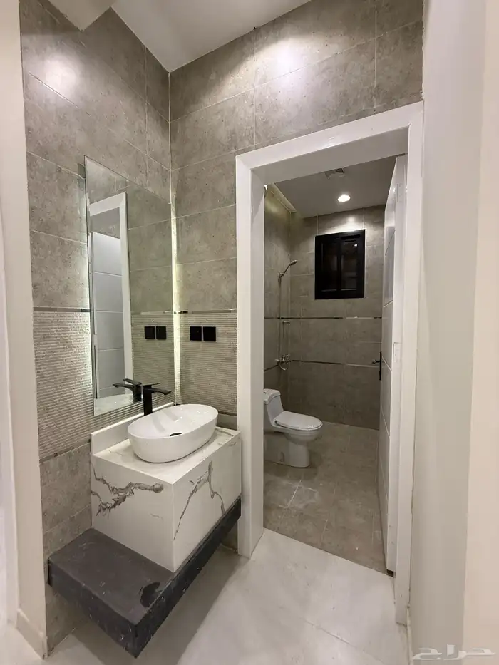 للبيع شقه علويه بدرج داخلي لسطح ابها حطين مقابل كبري المطار 13