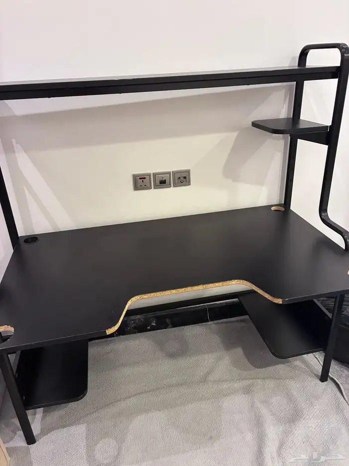 طاولة مكتب كبيرة مع رف علوي 0