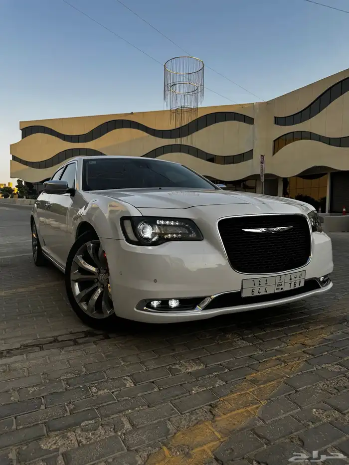 كرايسلر v8 أبيض إكزكتف 4