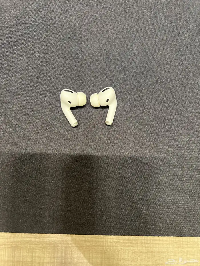 سماعات ايربودز للبيع على السوم. البيت حقها مكسور 3
