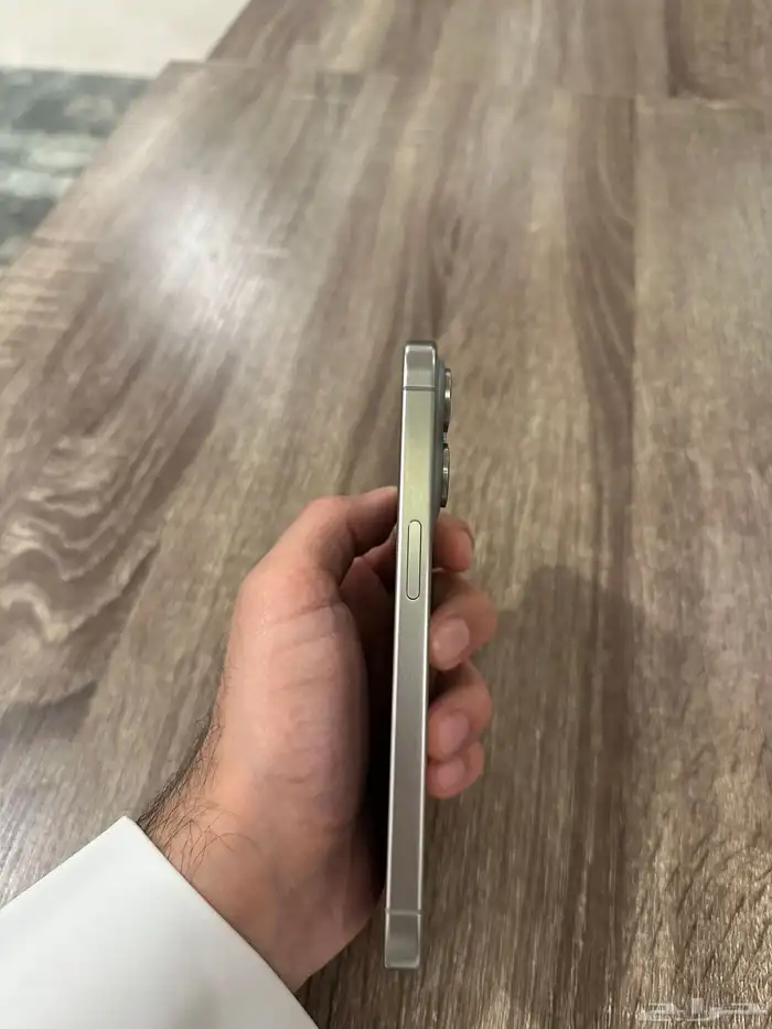 للبيع iPhone 15 Pro   تيتانيوم   256GB   نسبة البطارية 90 3