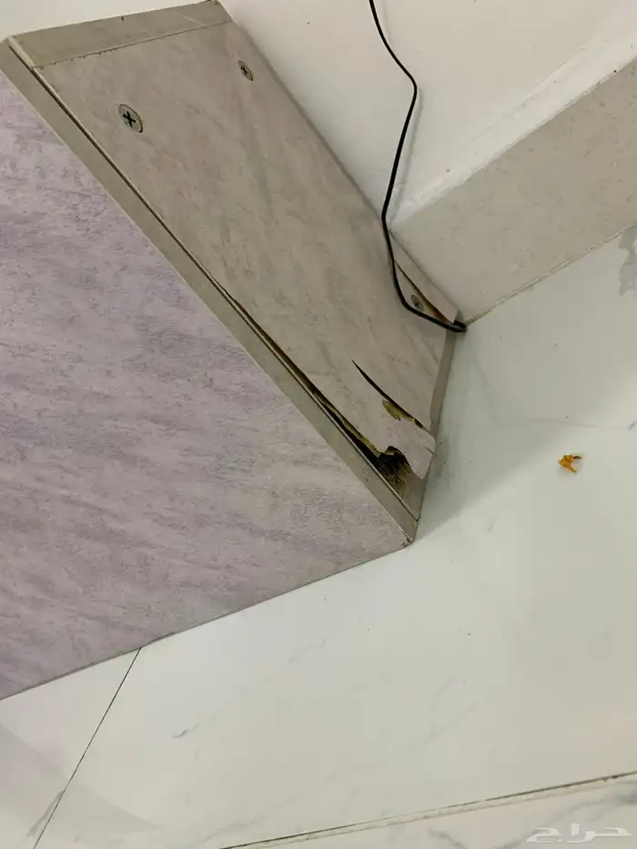 دولاب شاشه للبيع على السوم. والمكان الي الخشب مفكوك واضح 0