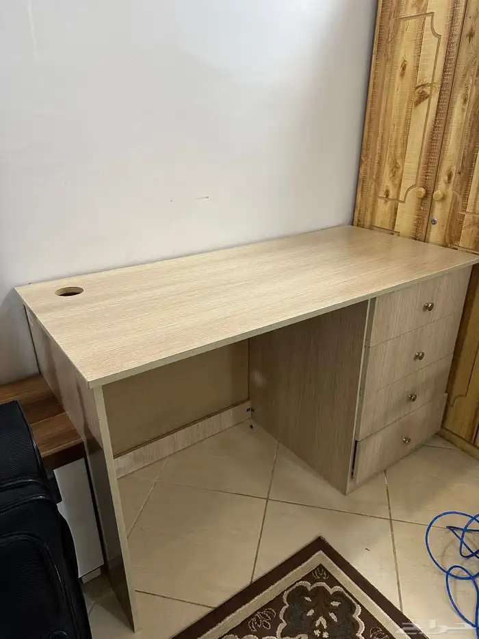 طاولة مكتبية   مكتب خشبي واسع شبه جديد للبيع 0