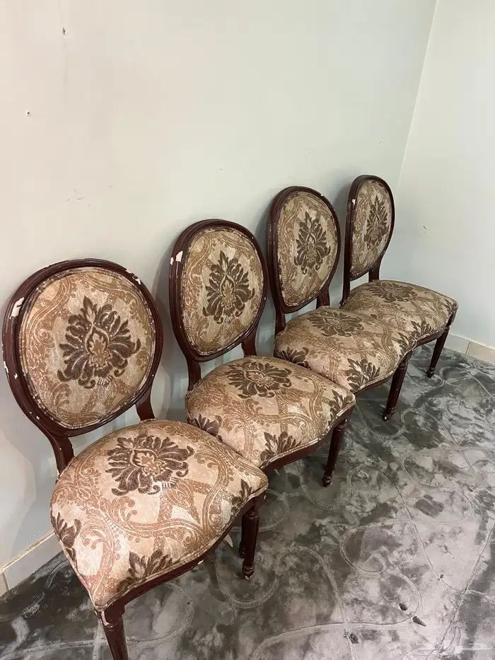 طاوله طعام مع البوفيه حقها و 4 كراسي 3