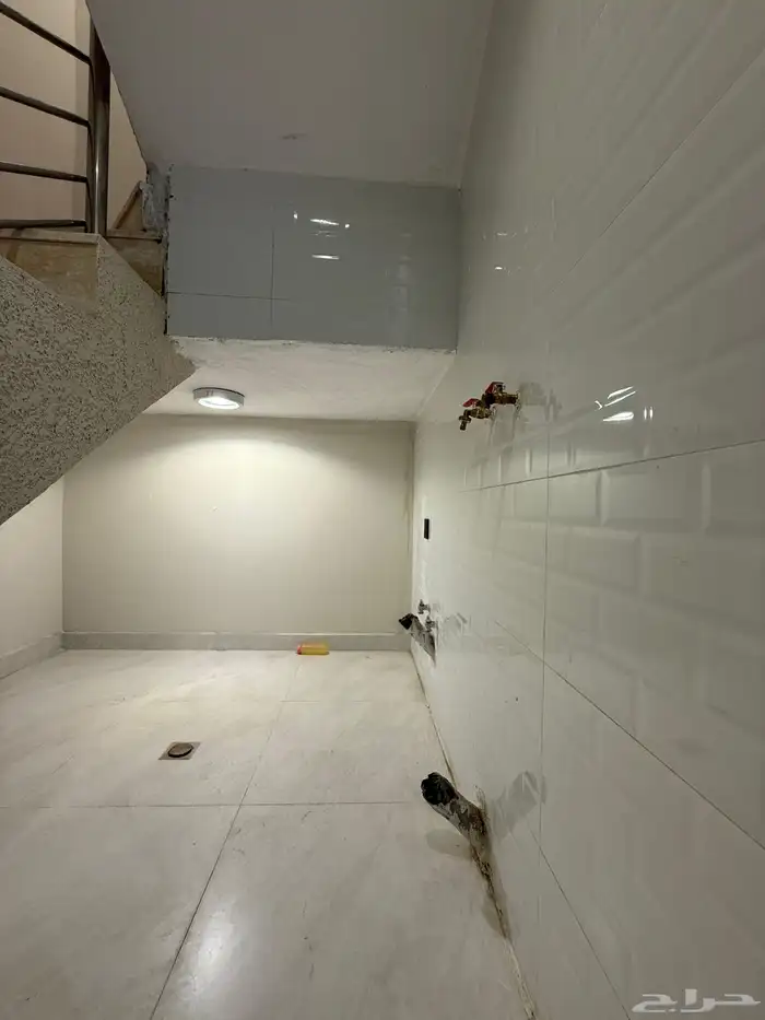 للبيع شقه علويه بدرج داخلي لسطح ابها حطين مقابل كبري المطار 20