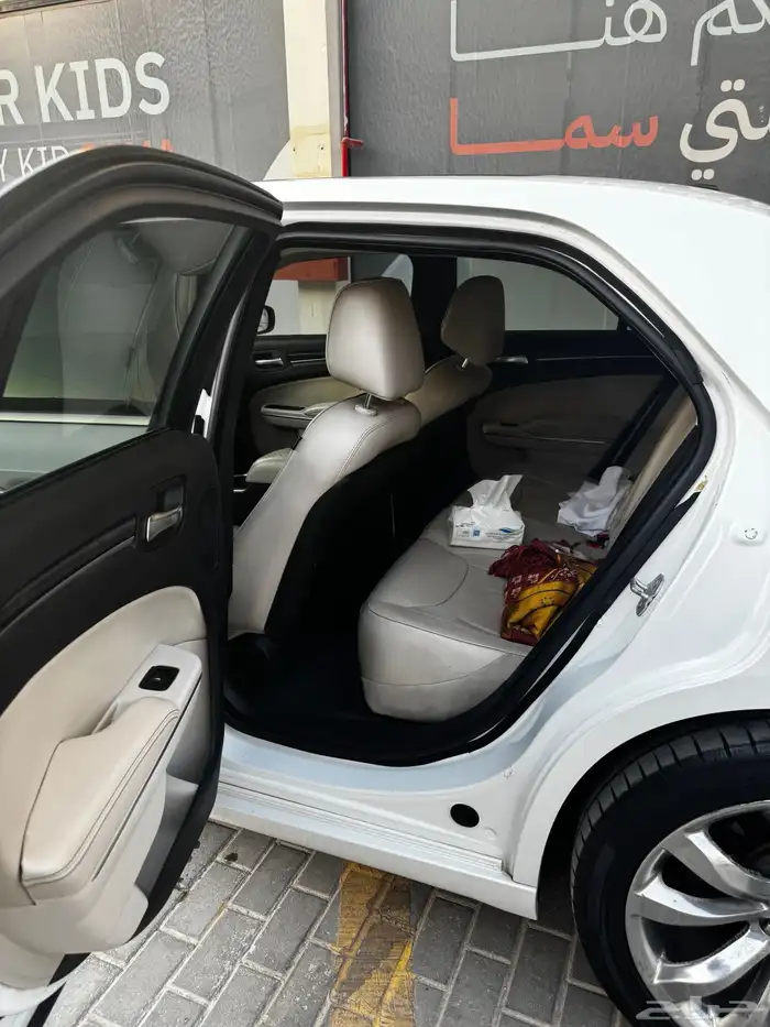 كرايسلر v8 أبيض إكزكتف 14