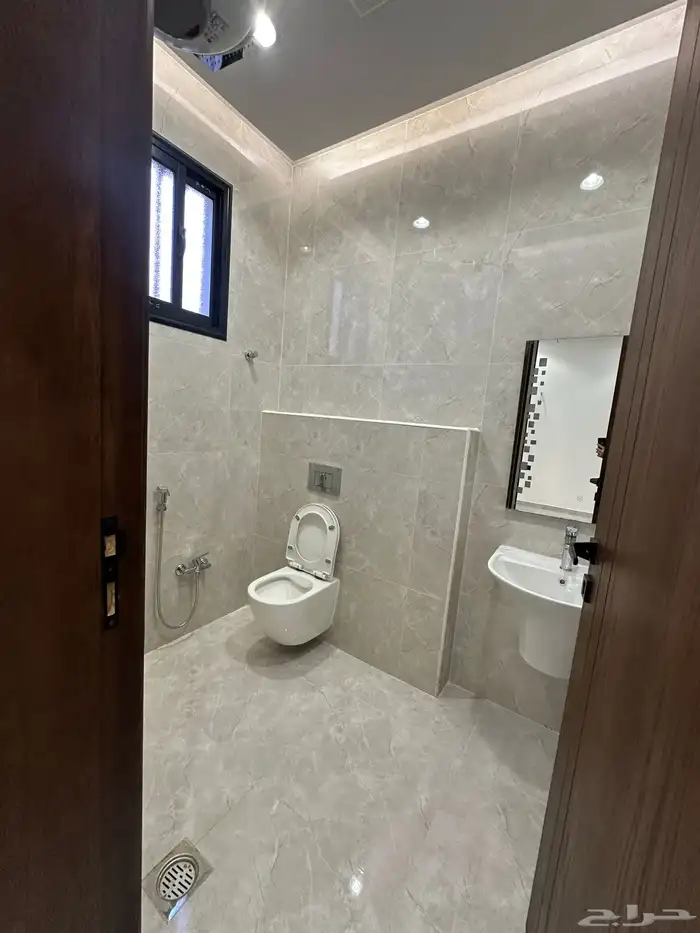 للبيع روفات فاخرة بحي مكتمل الخدمات حي الشفاء 14