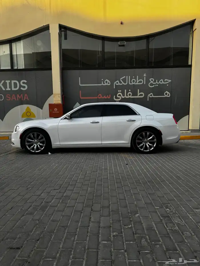 كرايسلر v8 أبيض إكزكتف 23