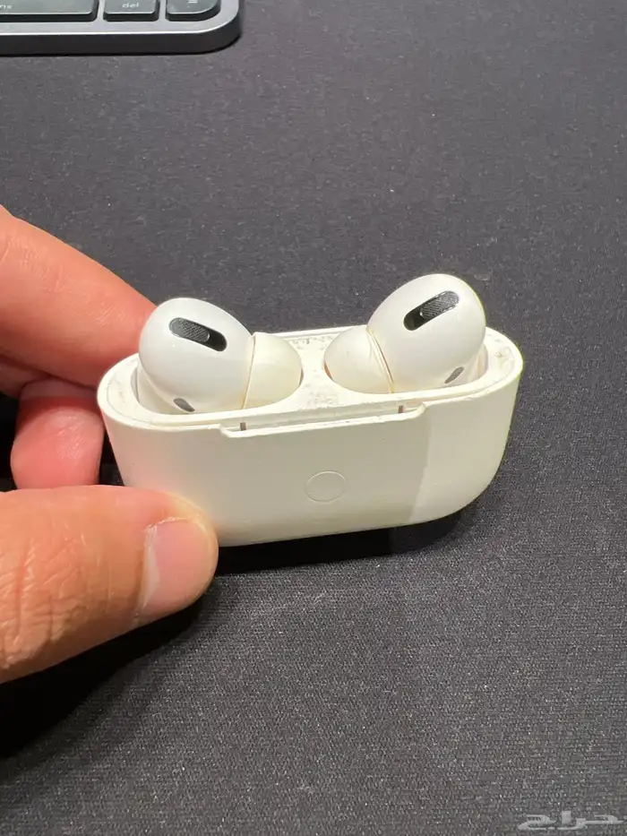 سماعات ايربودز للبيع على السوم. البيت حقها مكسور 2