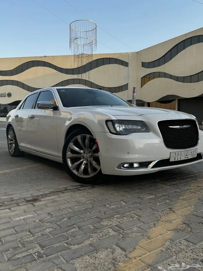 كرايسلر v8 أبيض إكزكتف 29