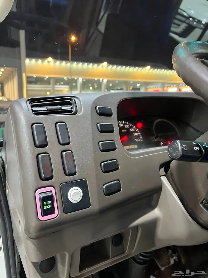 للبيع باص ميتسوبيشي روزا ديزل موديل 2014 مخزن 30 راكب 10