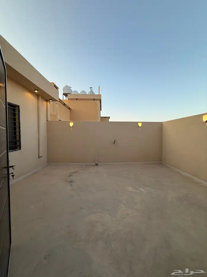 للبيع روف علوي بدرج خارجى بموقع مميز ومكتمل الخدمات بالموسى 24